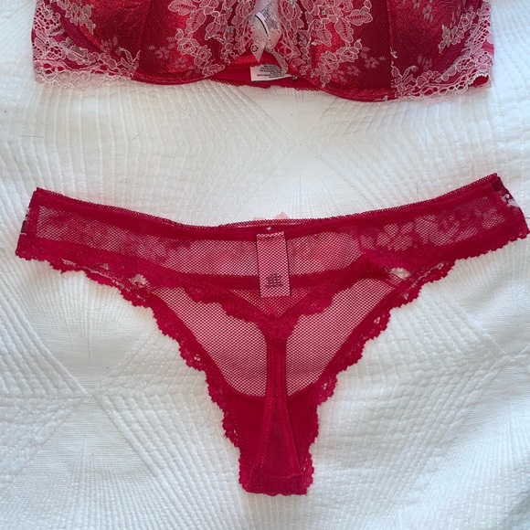 VS red lace set, bra 34C and thong size S - Picture 4 of 4
